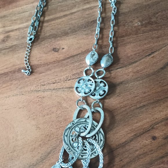 silver toned necklace - Picture 3 of 5